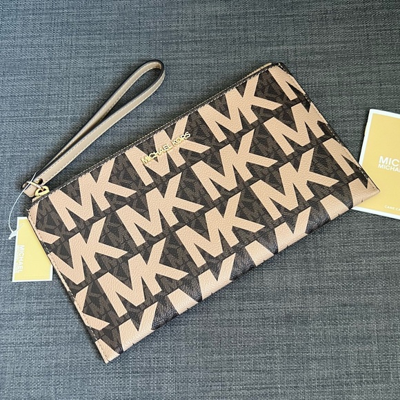 NWT MICHAEL KORS LARGE ZIP CHARM CLUTCH WRISTLET - Picture 1 of 8